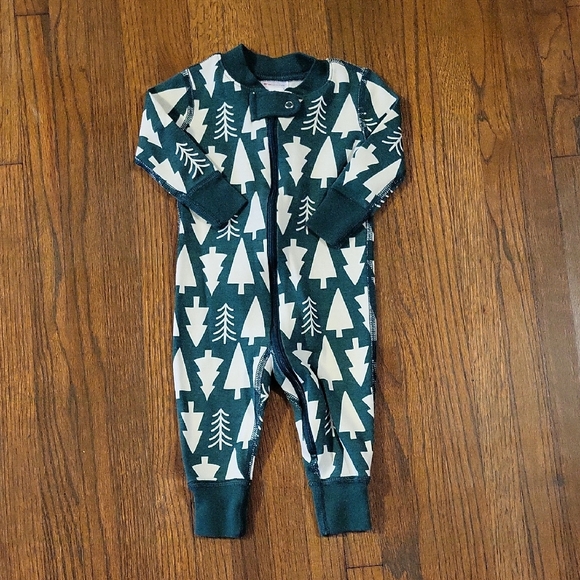 Hanna Andersson Other - Hanna Andersson Green and White Tree Print Organic One- Piece Pajama